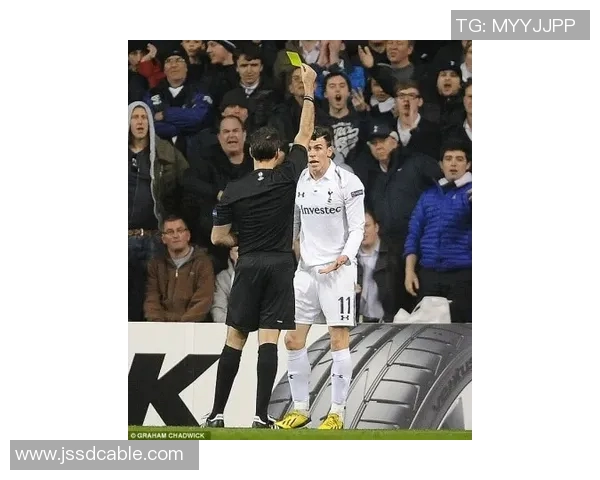 足球明星假摔行为大揭露 模仿动作背后的心理与技巧分析